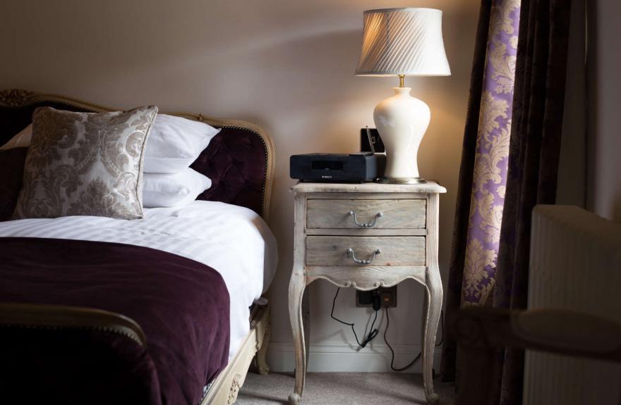La Parisienne bedside table, lamp and curtains